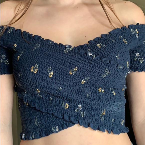 Hollister Tops - Off the shoulder hollister crop top